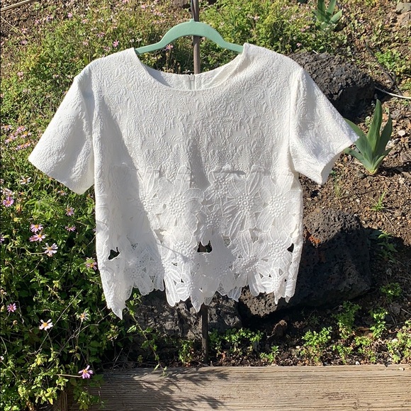 Tops - Floral cut out boho textured bohemian crop top